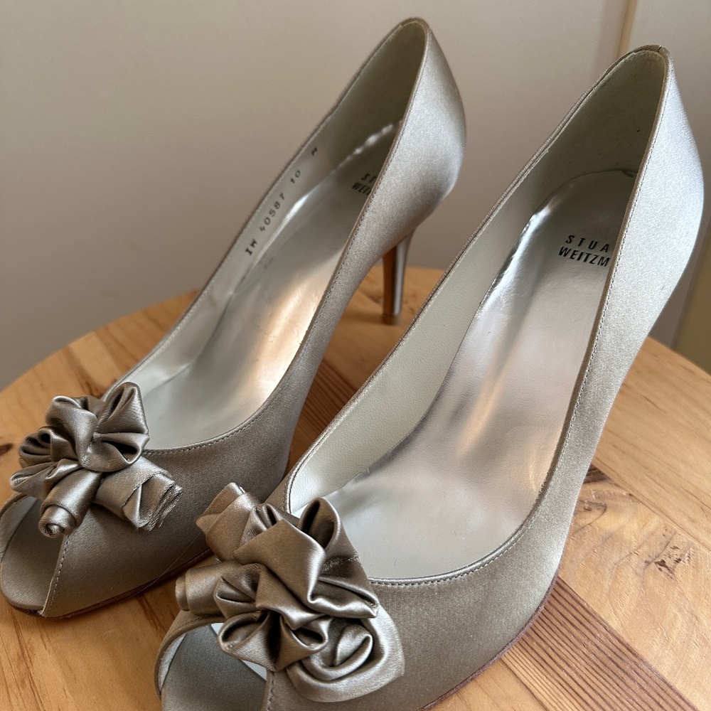 NIB Stuart Weitzman Tan Satin Roses Open Toe US 1… - image 1